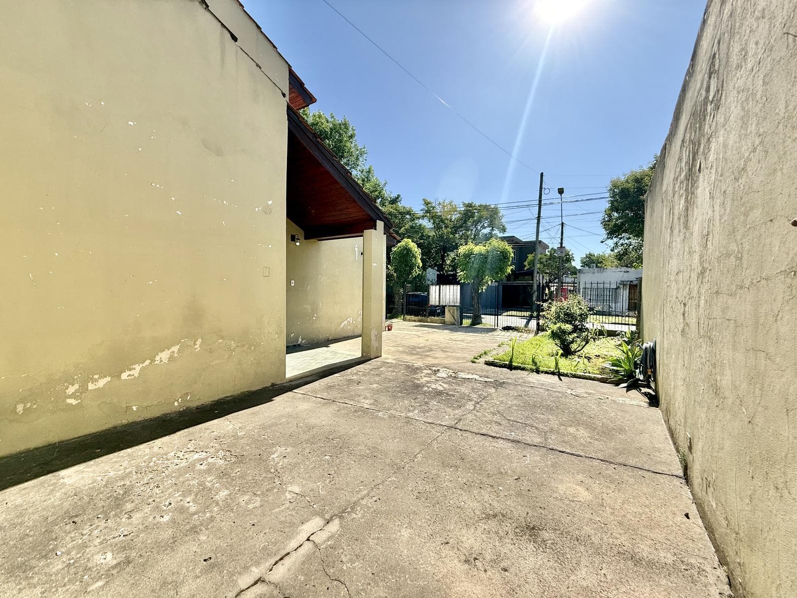 AMERICAN-STYLE HOUSE FOR SALE: 4 ROOMS, CASTELAR SUR - QUALIFIES FOR A LOAN