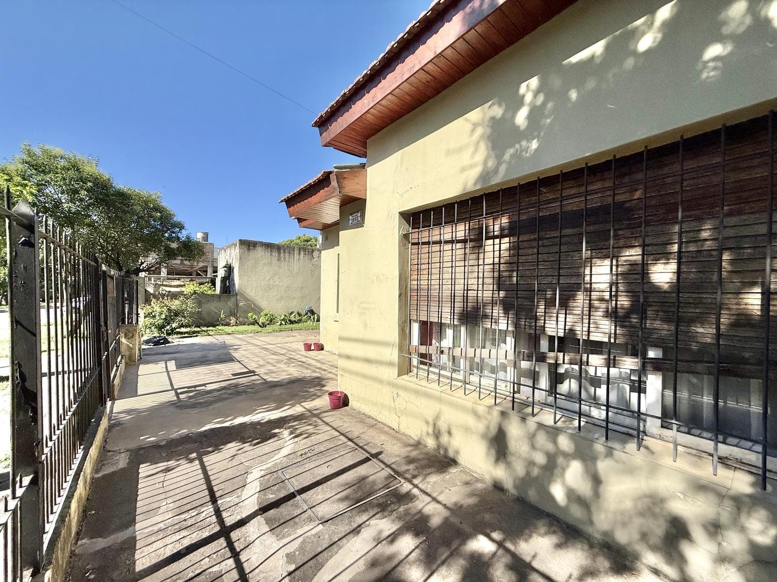 AMERICAN-STYLE HOUSE FOR SALE: 4 ROOMS, CASTELAR SUR - QUALIFIES FOR A LOAN