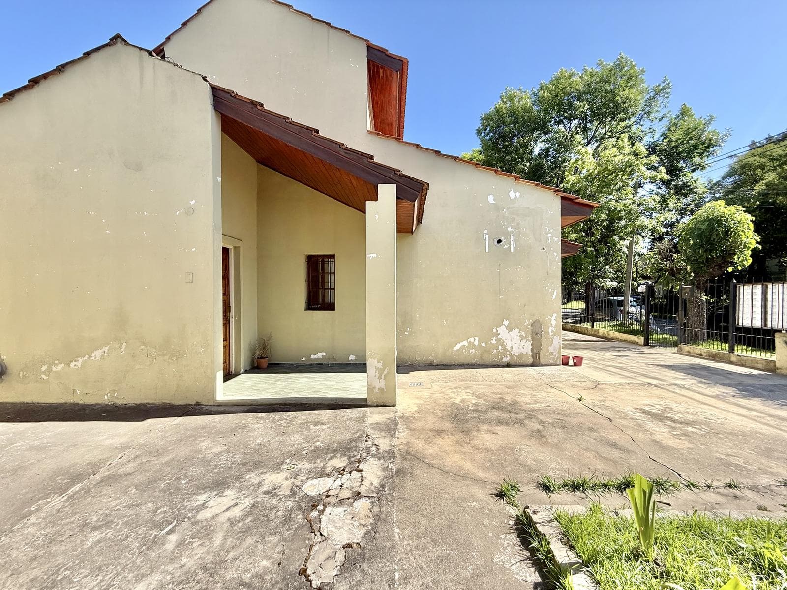 AMERICAN-STYLE HOUSE FOR SALE: 4 ROOMS, CASTELAR SUR - QUALIFIES FOR A LOAN