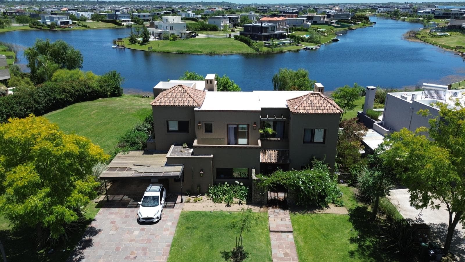 Modern 4-Bedroom House Office Playroom TV Room in La Laguna-Puertos del Lago-Marinas