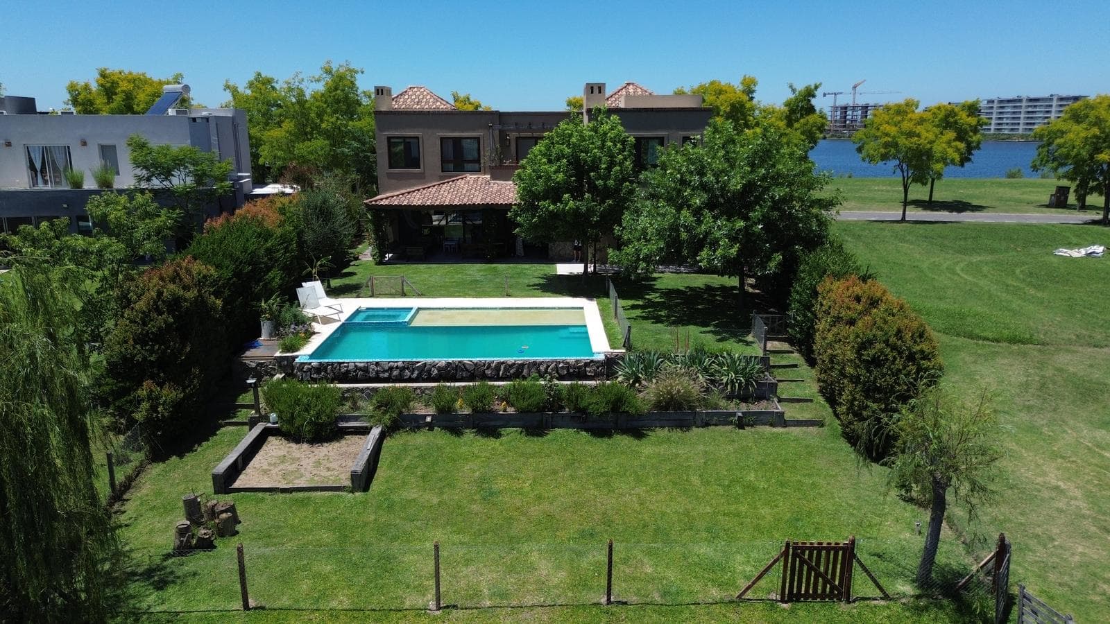 Modern 4-Bedroom House Office Playroom TV Room in La Laguna-Puertos del Lago-Marinas