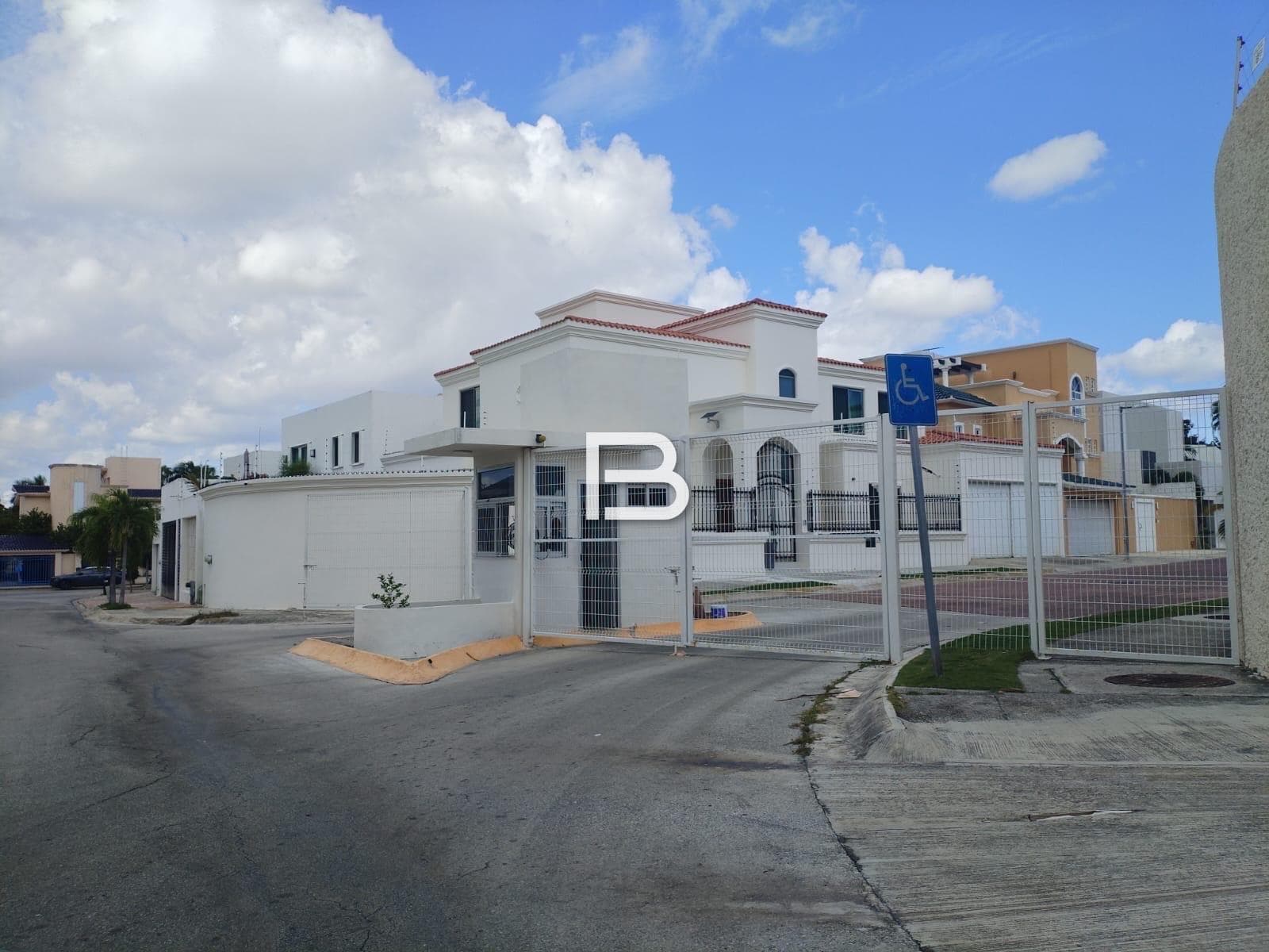House for Rent One Block from the Ibis Cancún Hotel