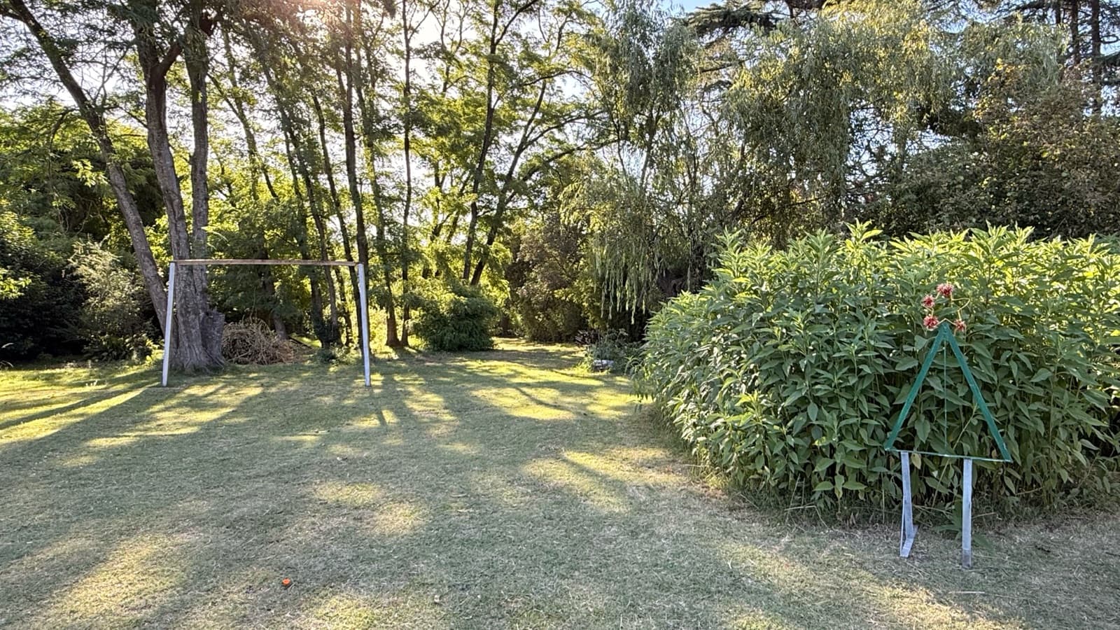 A truly special piece of land is for sale—suitable for subdivision into 4 lots—ideal for investors looking to make their dreams come true!