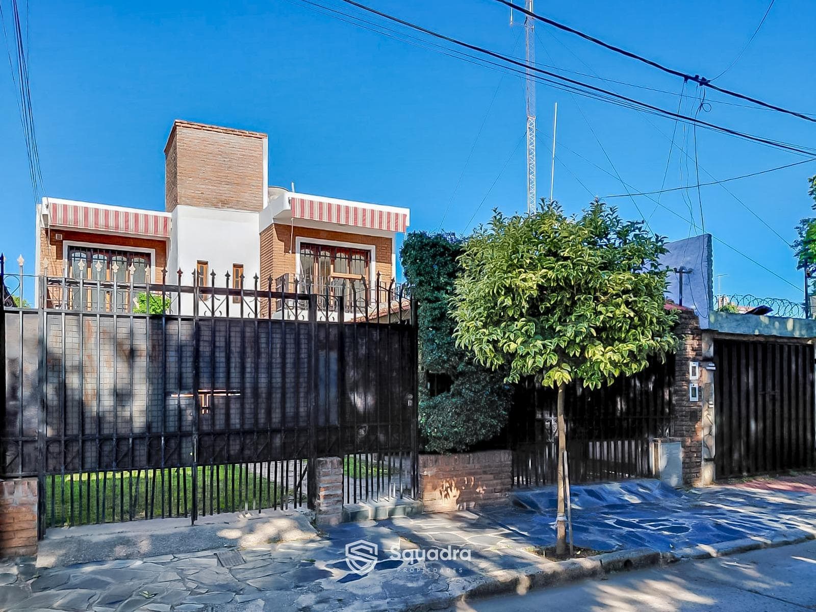 FOR SALE | FOR RENT - 2-bedroom PA house with garage and terrace - La Florida neighborhood, Rosario.