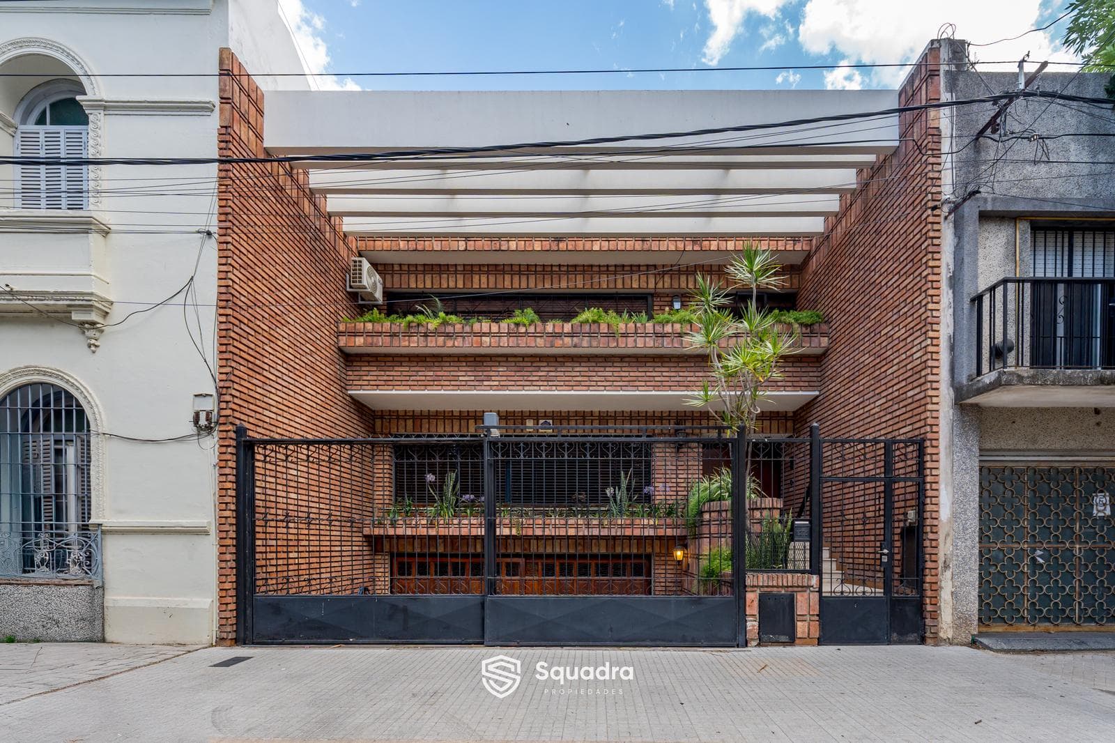 FOR SALE | TRADE - House with 3 bedrooms, a multipurpose room, and a double garage. Arroyito, Rosario - QUALIFIES FOR A MORTGAGE.
