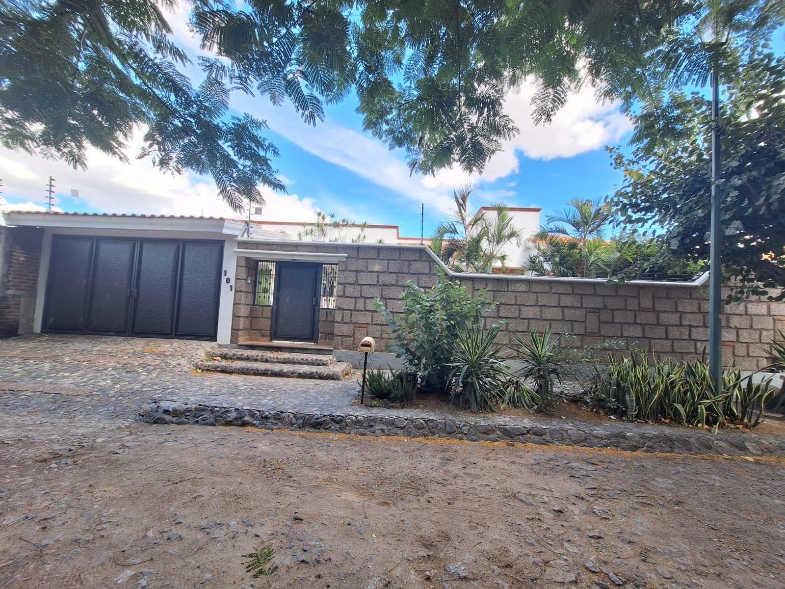 Casa con 4 Recámaras con baño, amplia sala, comedor, cocina con madera de encino americano y 2 cocheras