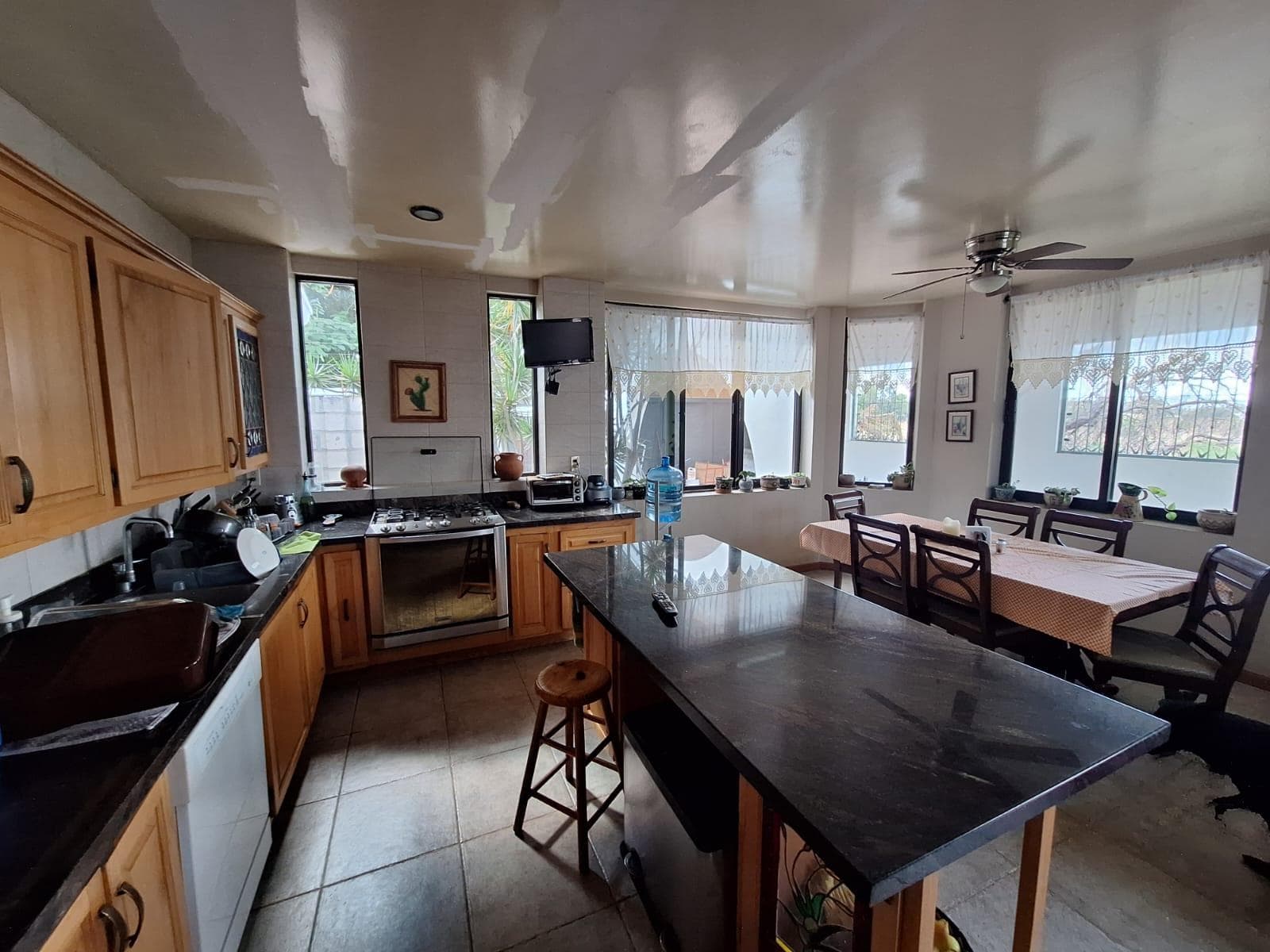 Casa con 4 Recámaras con baño, amplia sala, comedor, cocina con madera de encino americano y 2 cocheras