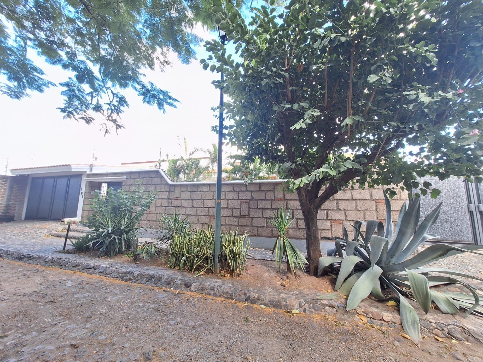 Casa con 4 Recámaras con baño, amplia sala, comedor, cocina con madera de encino americano y 2 cocheras