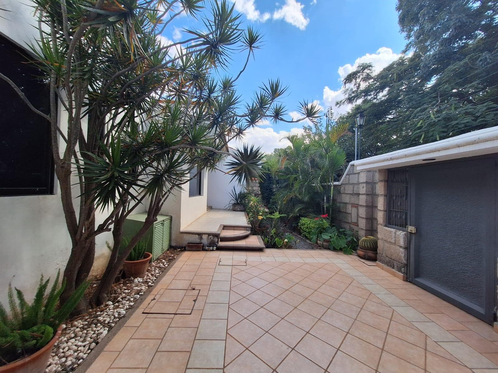 Casa con 4 Recámaras con baño, amplia sala, comedor, cocina con madera de encino americano y 2 cocheras