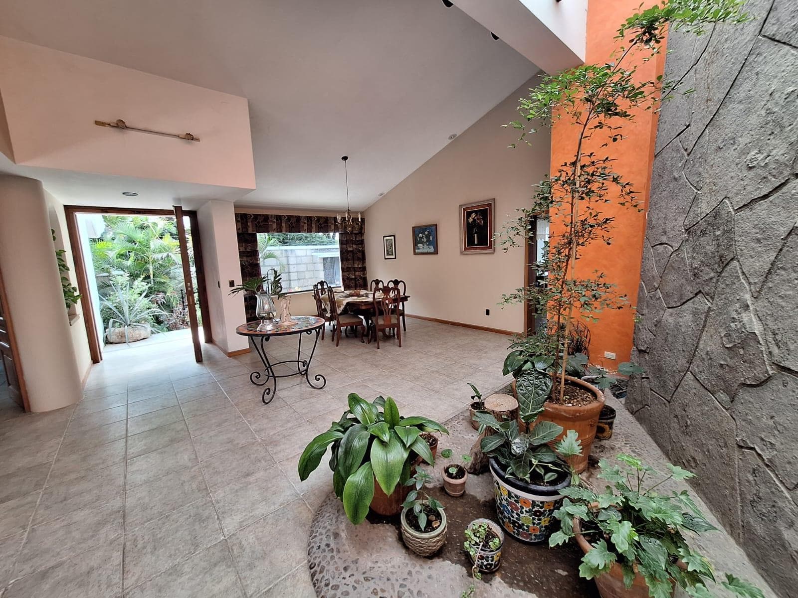 Casa con 4 Recámaras con baño, amplia sala, comedor, cocina con madera de encino americano y 2 cocheras