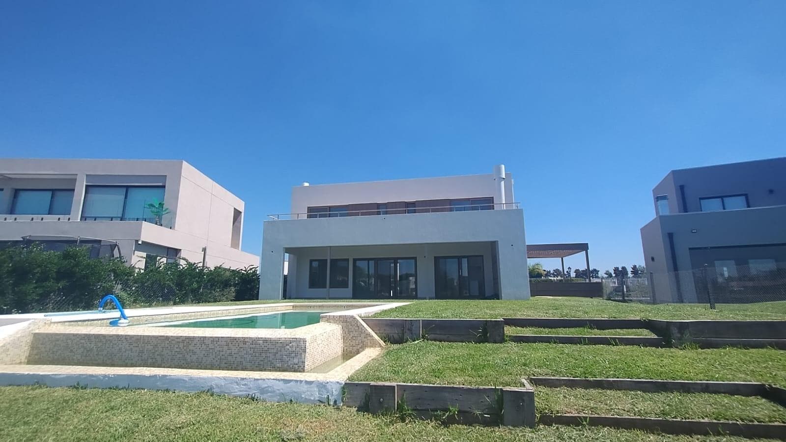 Brand-new house in the Santa Ana gated community, on a lot overlooking the lagoon with a pool. Villanueva, Tigre.