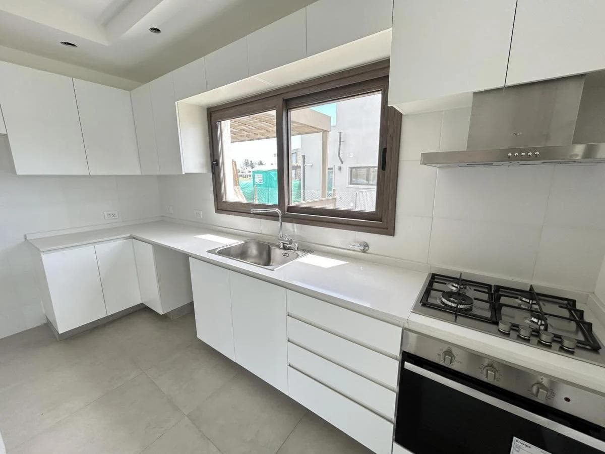 Brand-new house in the Santa Ana gated community, on a lot overlooking the lagoon with a pool. Villanueva, Tigre.
