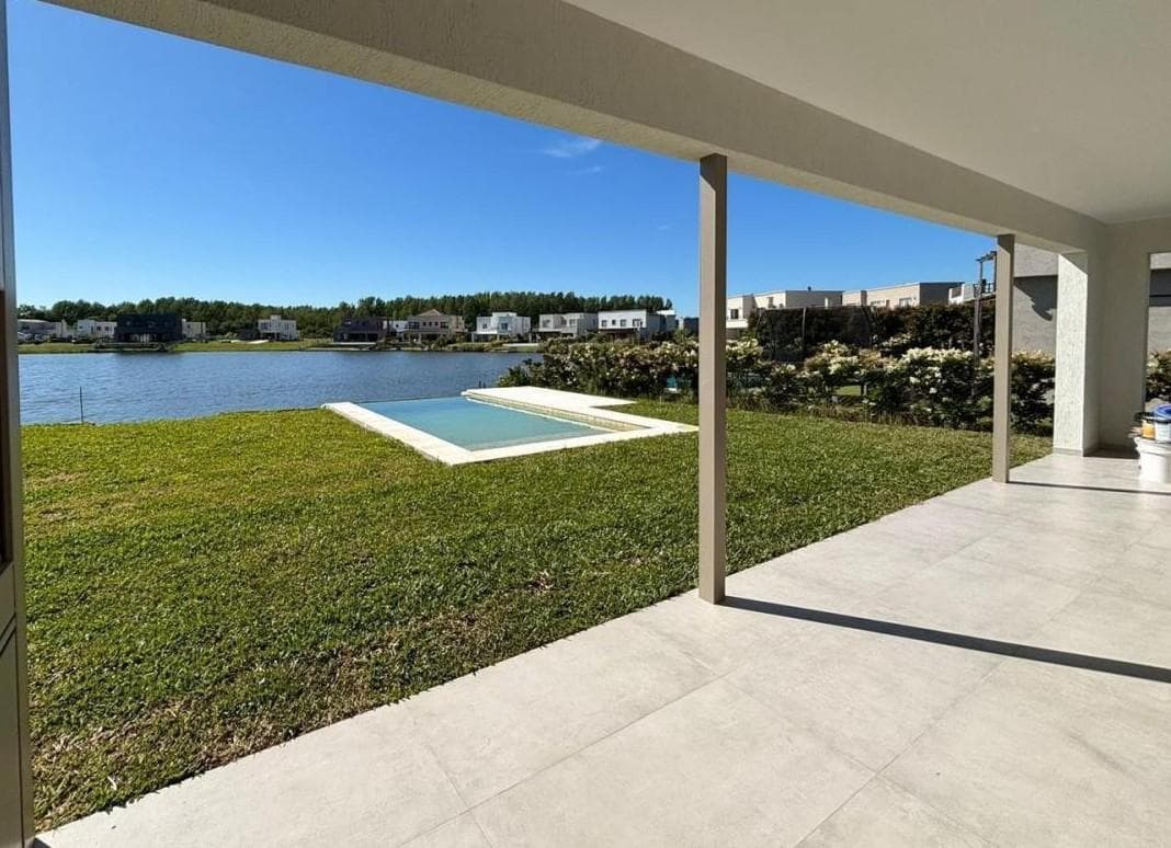 Brand-new house in the Santa Ana gated community, on a lot overlooking the lagoon with a pool. Villanueva, Tigre.