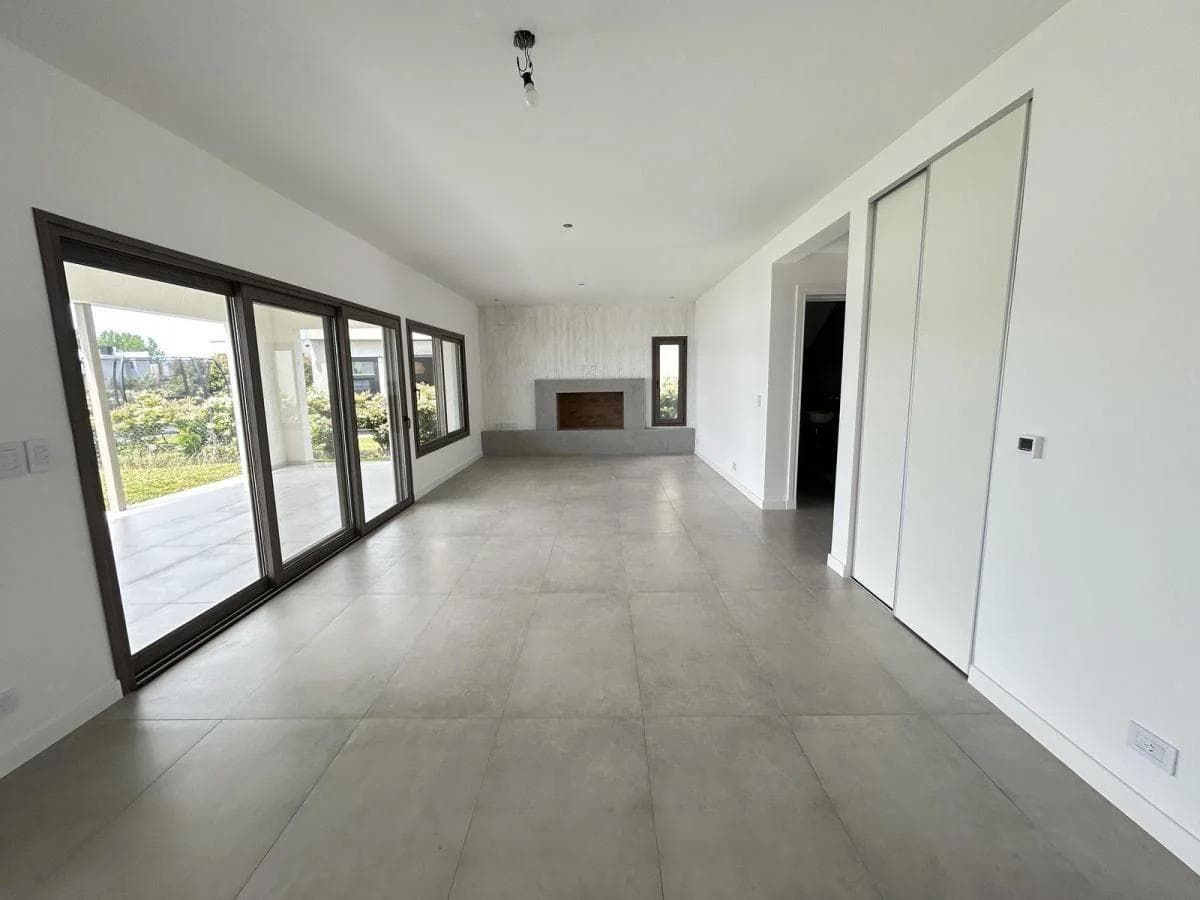 Brand-new house in the Santa Ana gated community, on a lot overlooking the lagoon with a pool. Villanueva, Tigre.