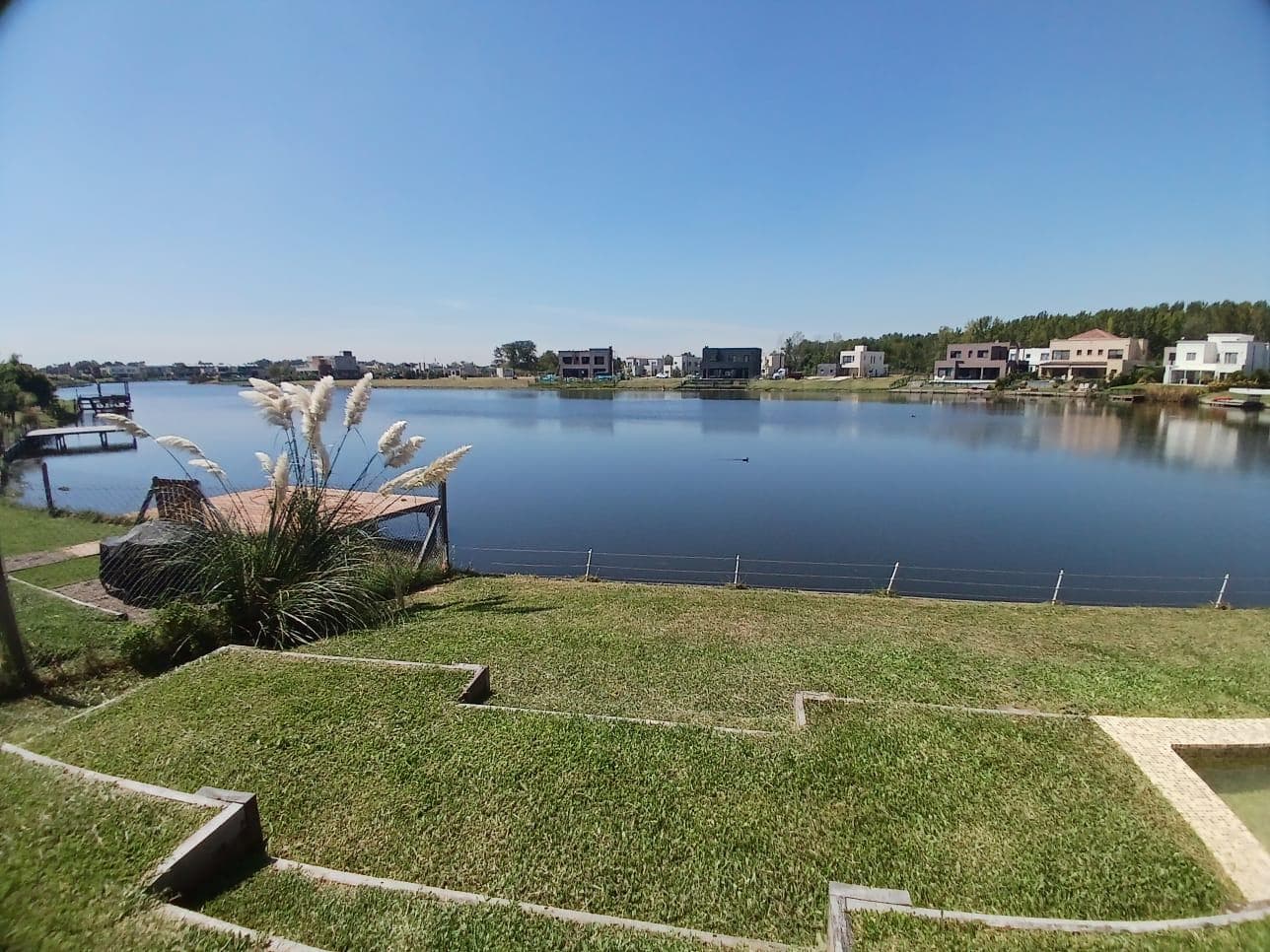 Brand-new house in the Santa Ana gated community, on a lot overlooking the lagoon with a pool. Villanueva, Tigre.