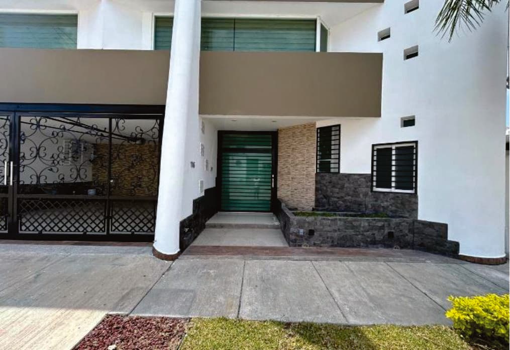 Casa en Lomas de Gran Jardín con 3 recámaras con A/C y cuarto de servicio con baño