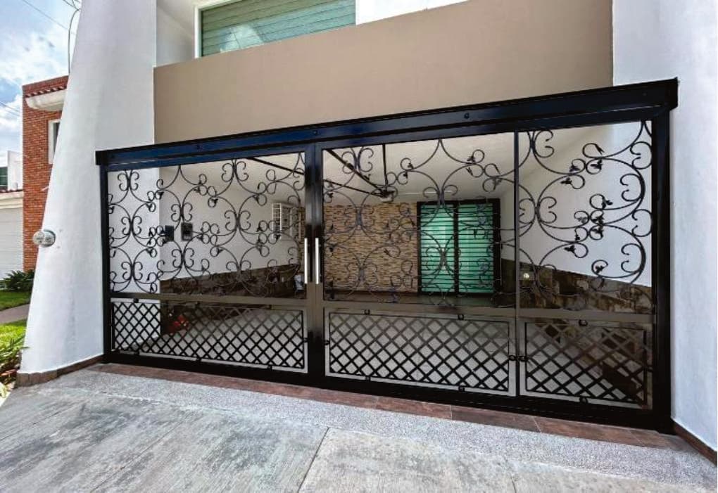 Casa en Lomas de Gran Jardín con 3 recámaras con A/C y cuarto de servicio con baño