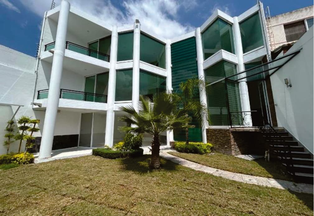 Casa en Lomas de Gran Jardín con 3 recámaras con A/C y cuarto de servicio con baño