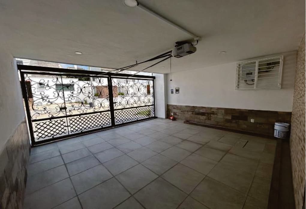 Casa en Lomas de Gran Jardín con 3 recámaras con A/C y cuarto de servicio con baño