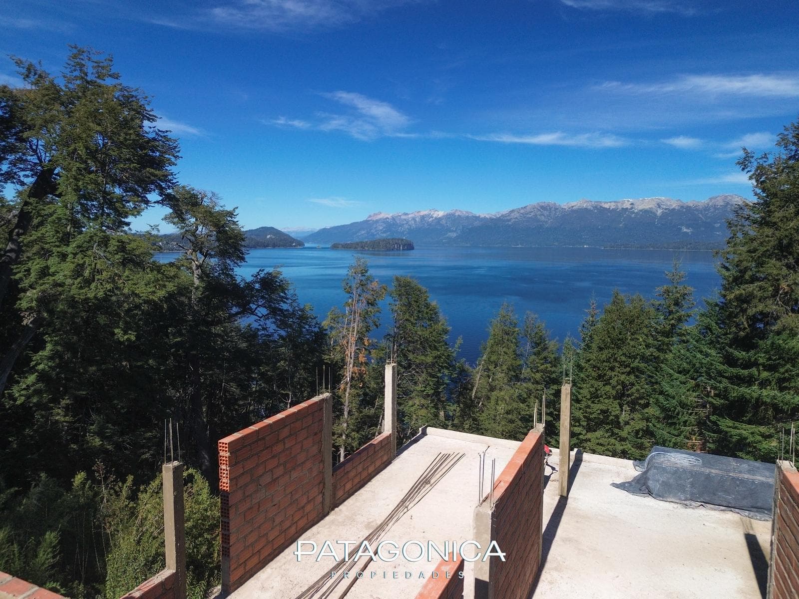 106-square-meter Apartment with a Lake View at Mirador Residece
