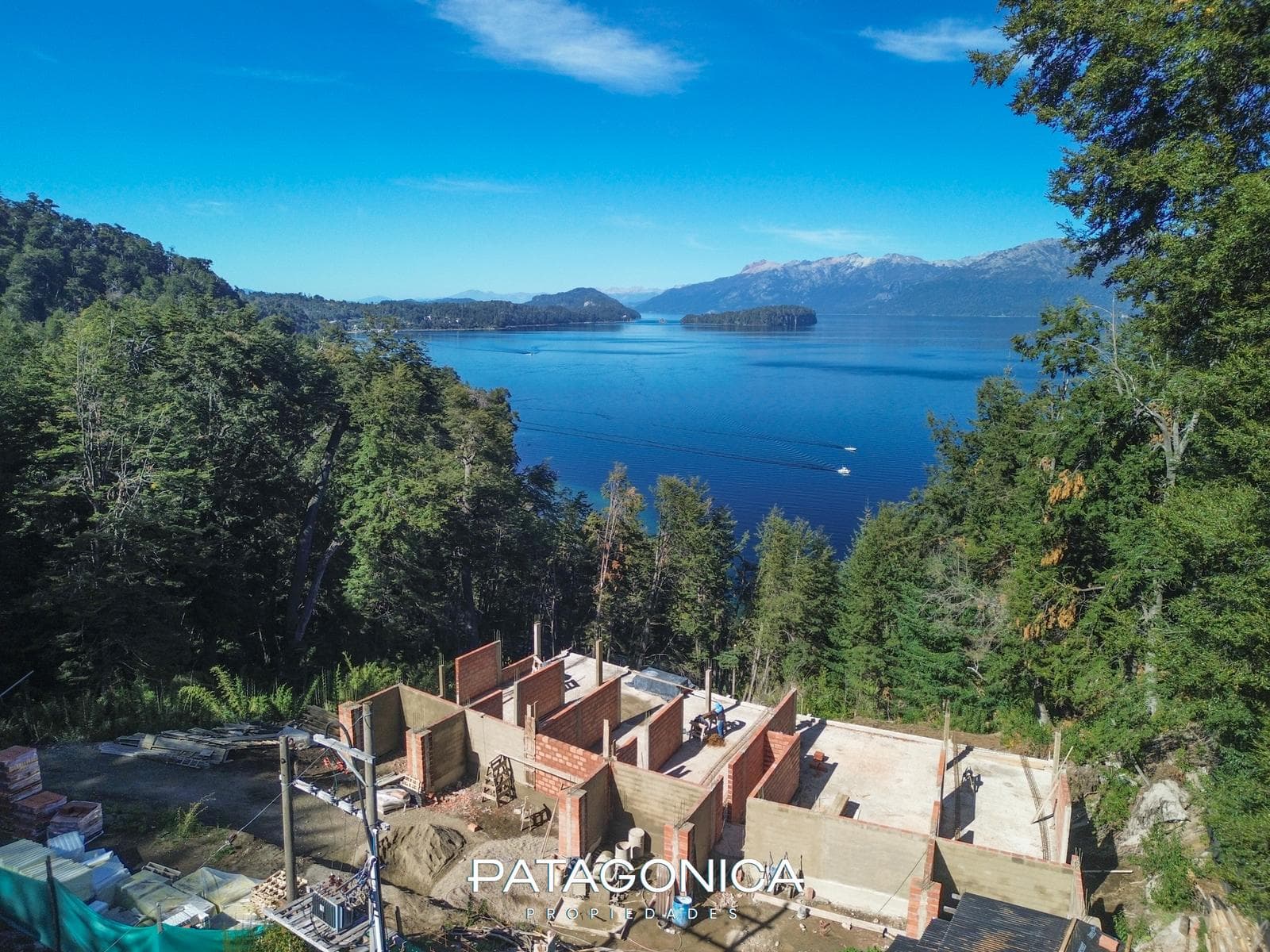 106-square-meter Apartment with a Lake View at Mirador Residece