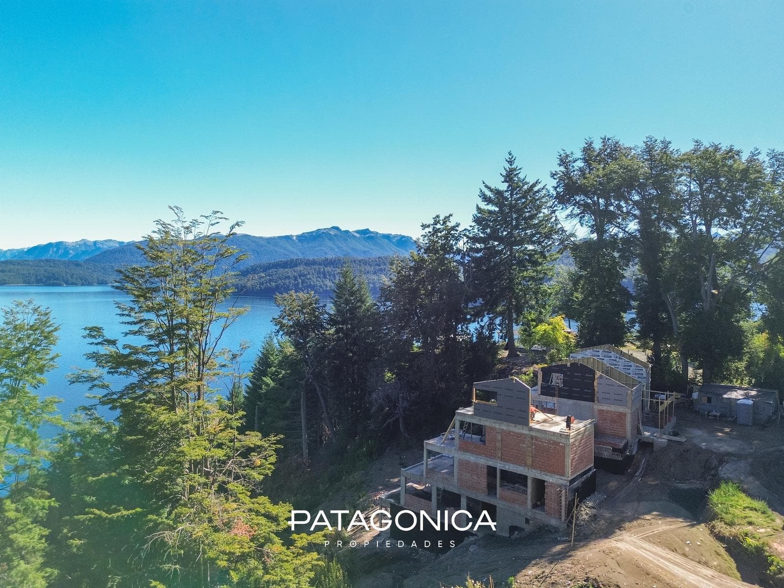 106-square-meter Apartment with a Lake View at Mirador Residece