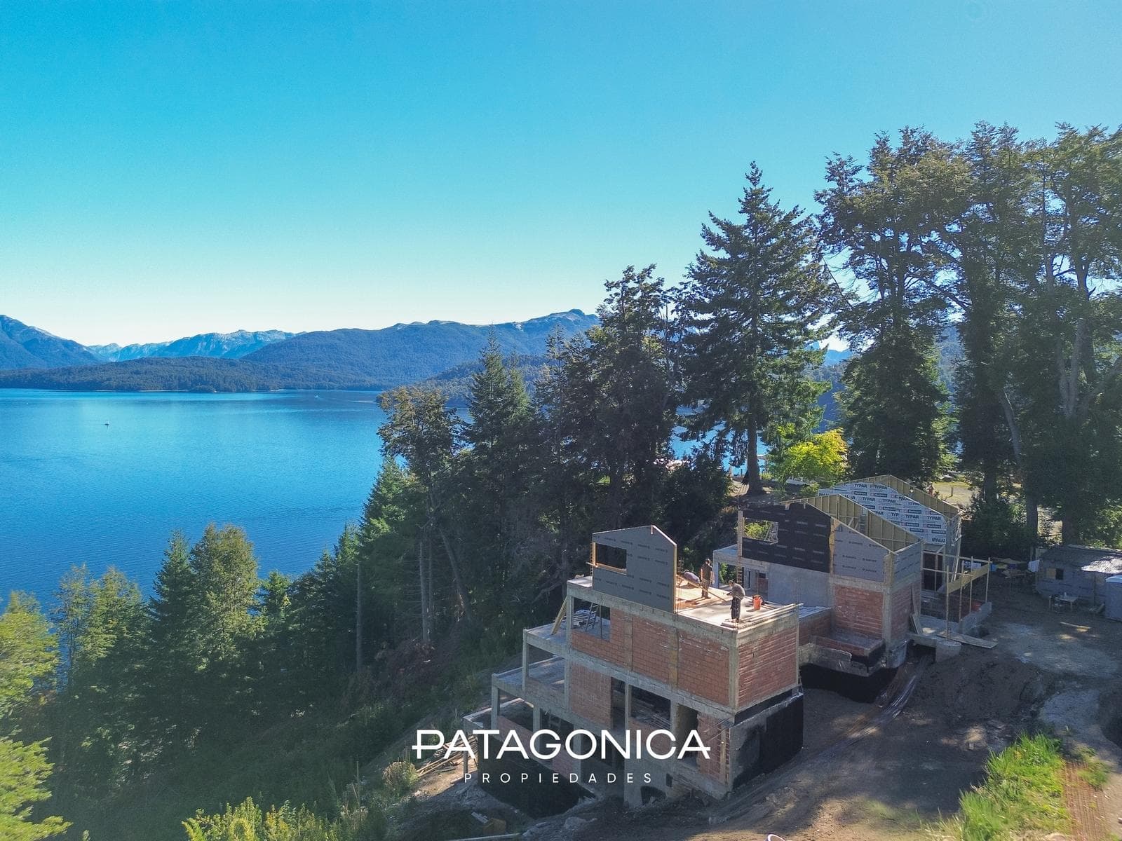 106-square-meter Apartment with a Lake View at Mirador Residece