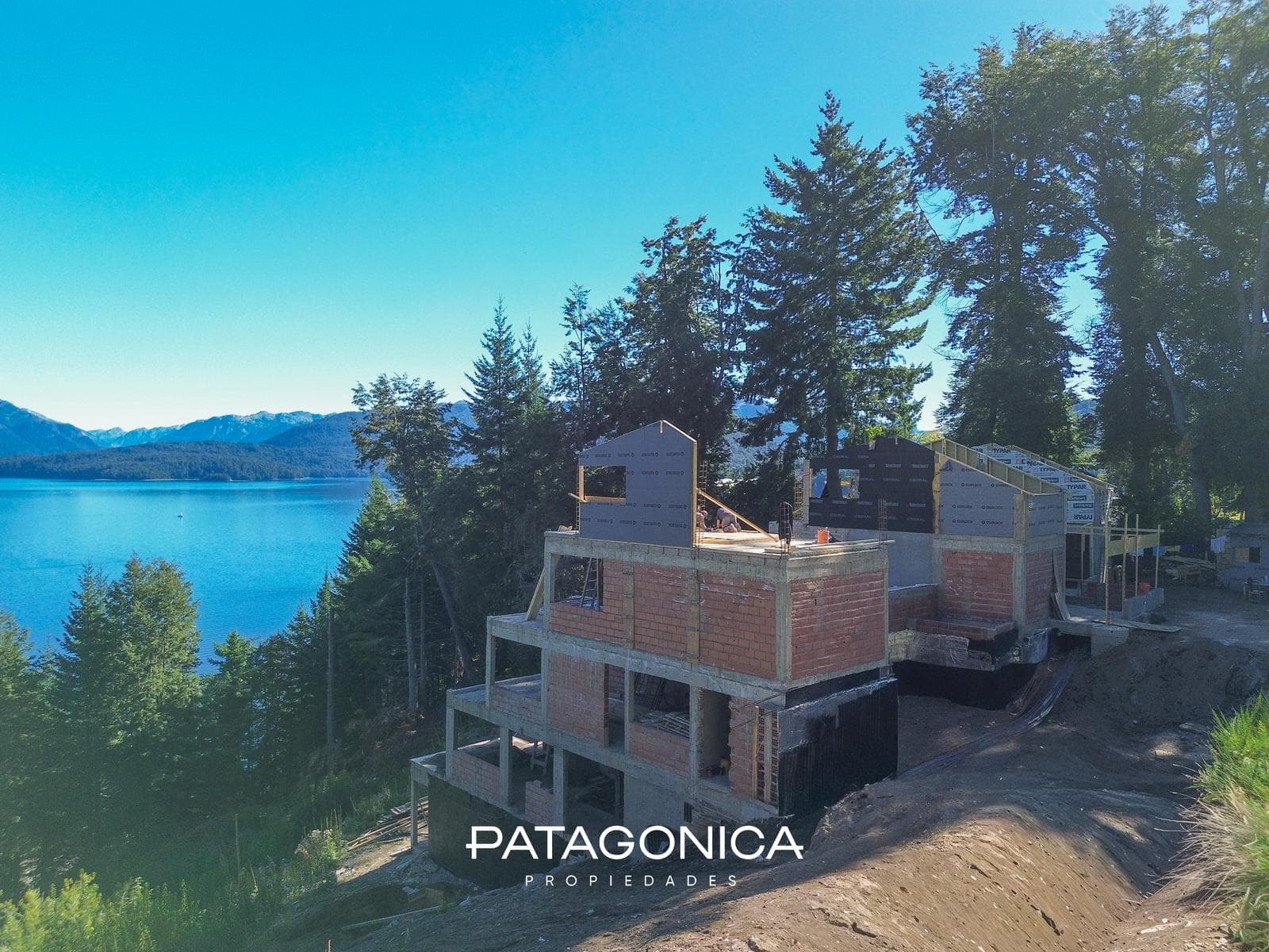 106-square-meter Apartment with a Lake View at Mirador Residece