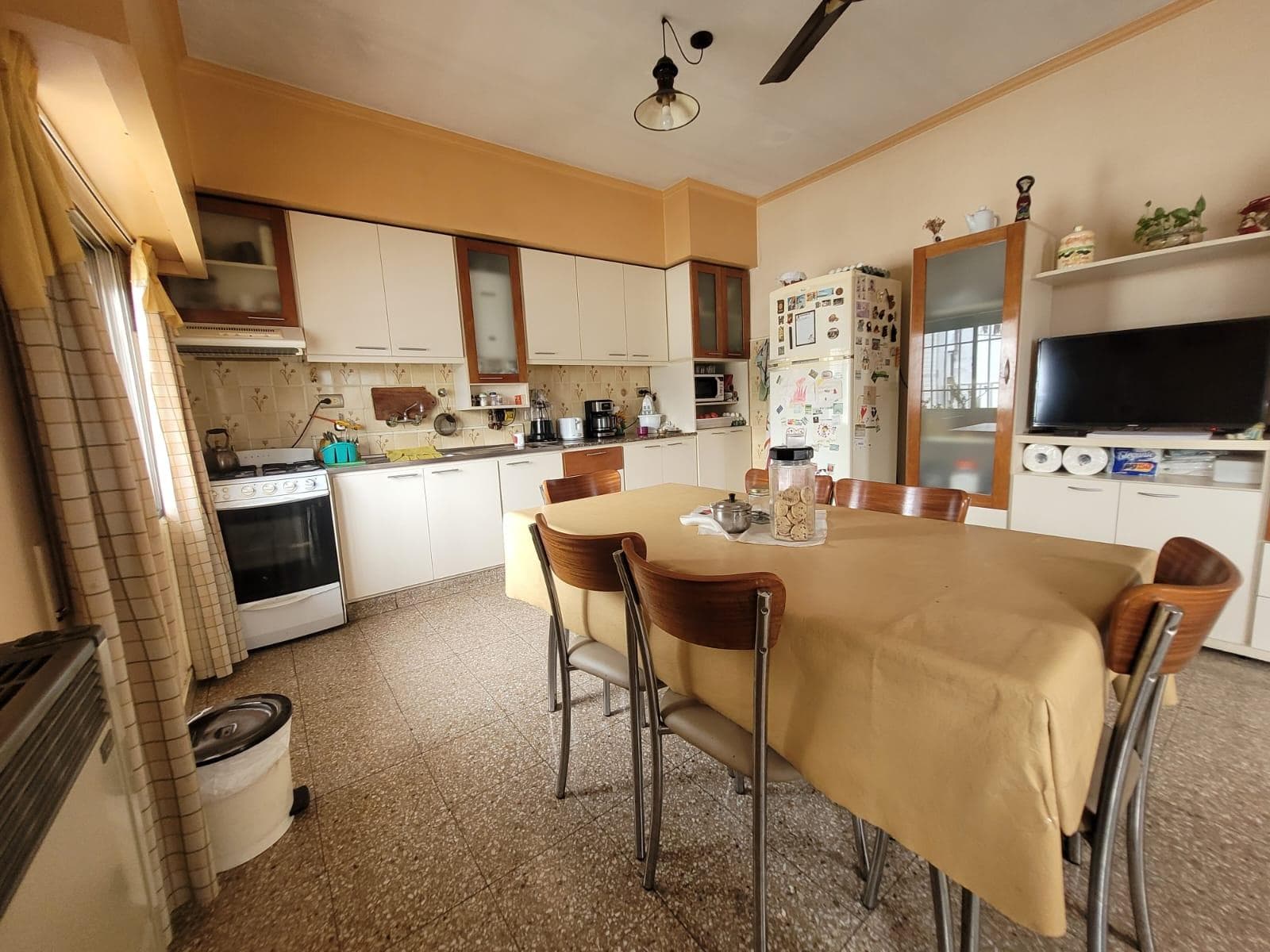 FOR SALE | TRADE - House with commercial space and garage in the España and Hospitales neighborhoods. QUALIFIES FOR A LOAN.