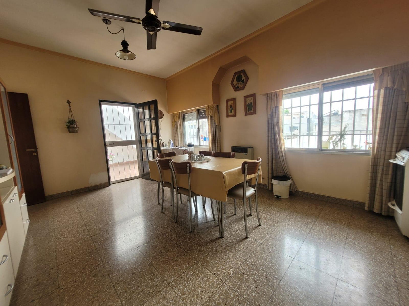FOR SALE | TRADE - House with commercial space and garage in the España and Hospitales neighborhoods. QUALIFIES FOR A LOAN.