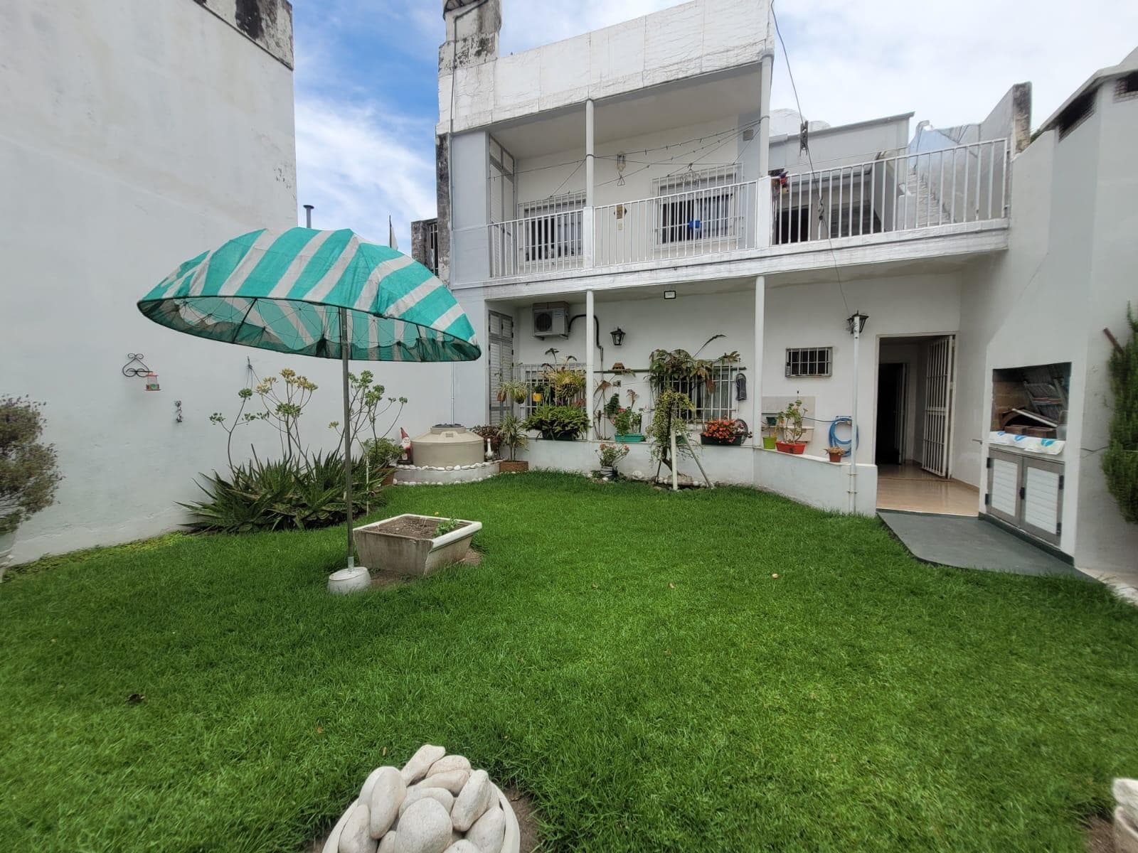 FOR SALE | TRADE - House with commercial space and garage in the España and Hospitales neighborhoods. QUALIFIES FOR A LOAN.
