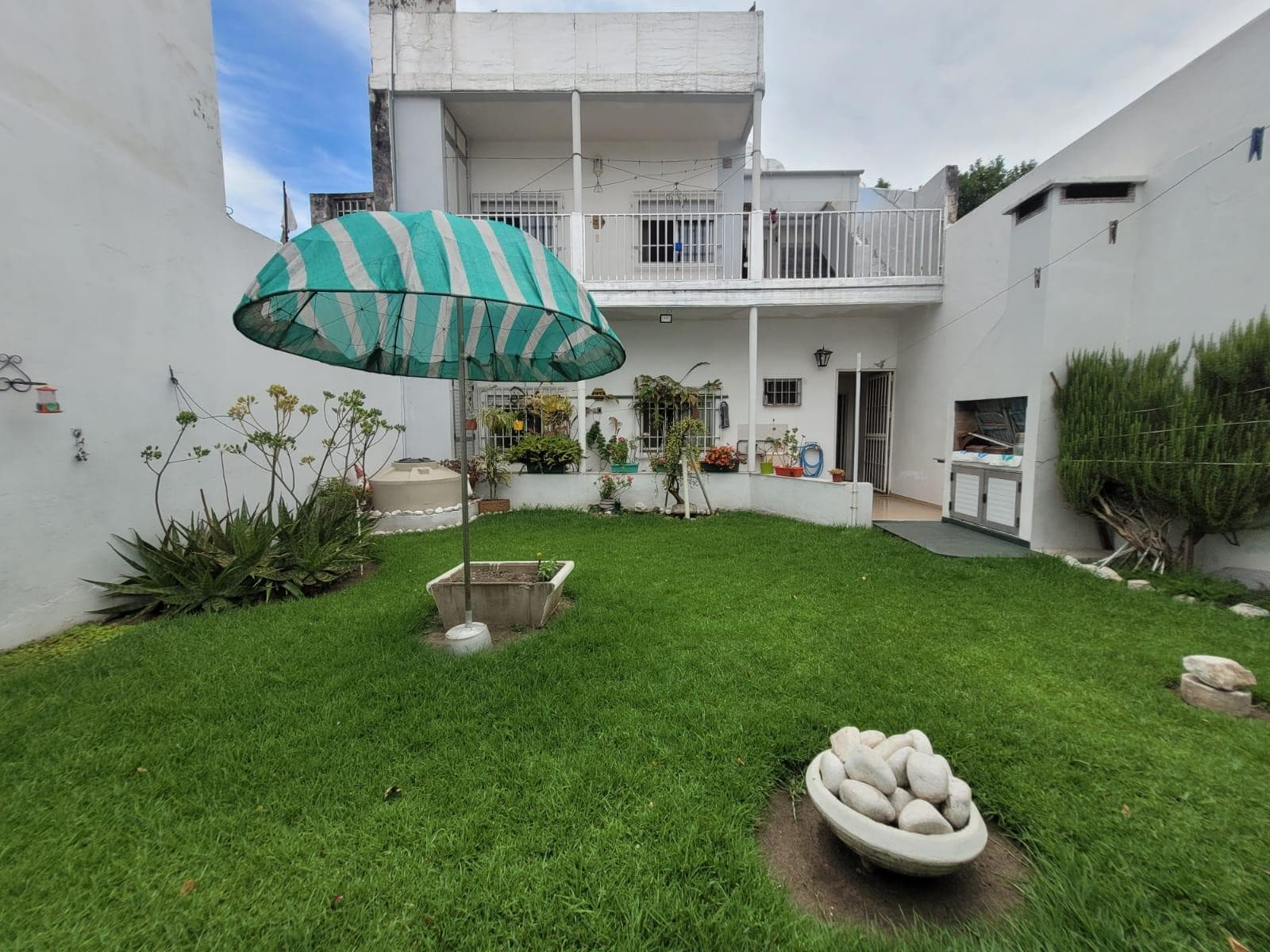 FOR SALE | TRADE - House with commercial space and garage in the España and Hospitales neighborhoods. QUALIFIES FOR A LOAN.