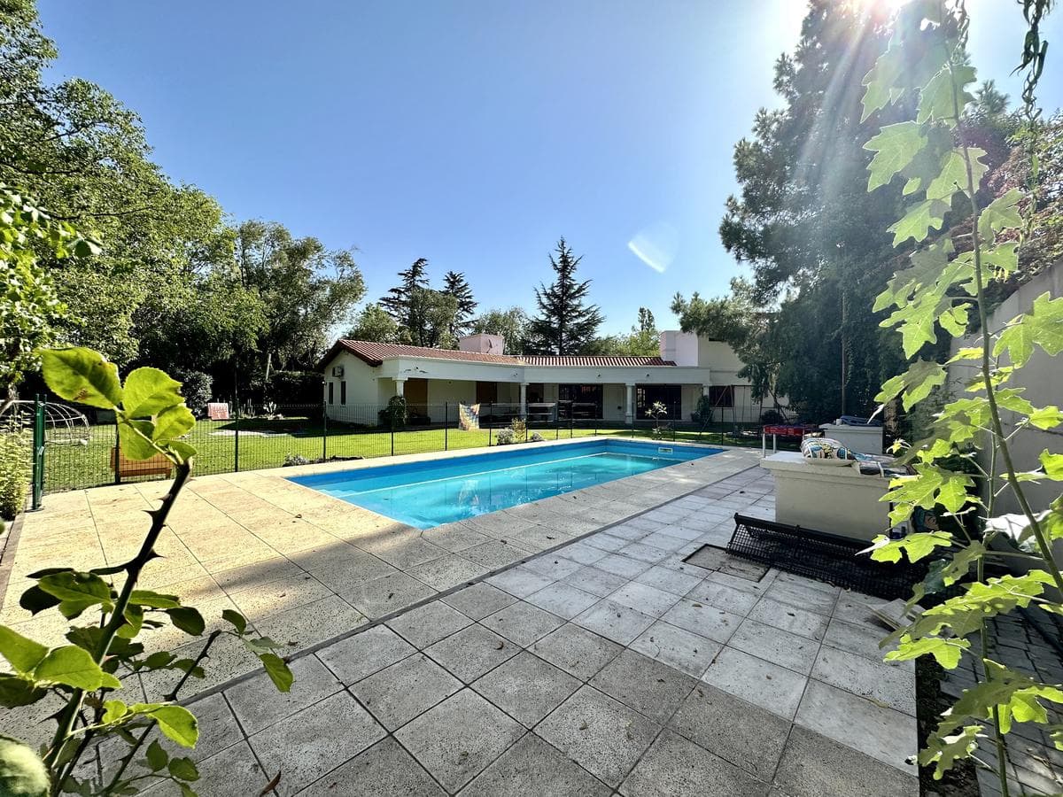 Beautiful House for Sale with a barbecue area. Large lot—perfect for a bed-and-breakfast!!!!