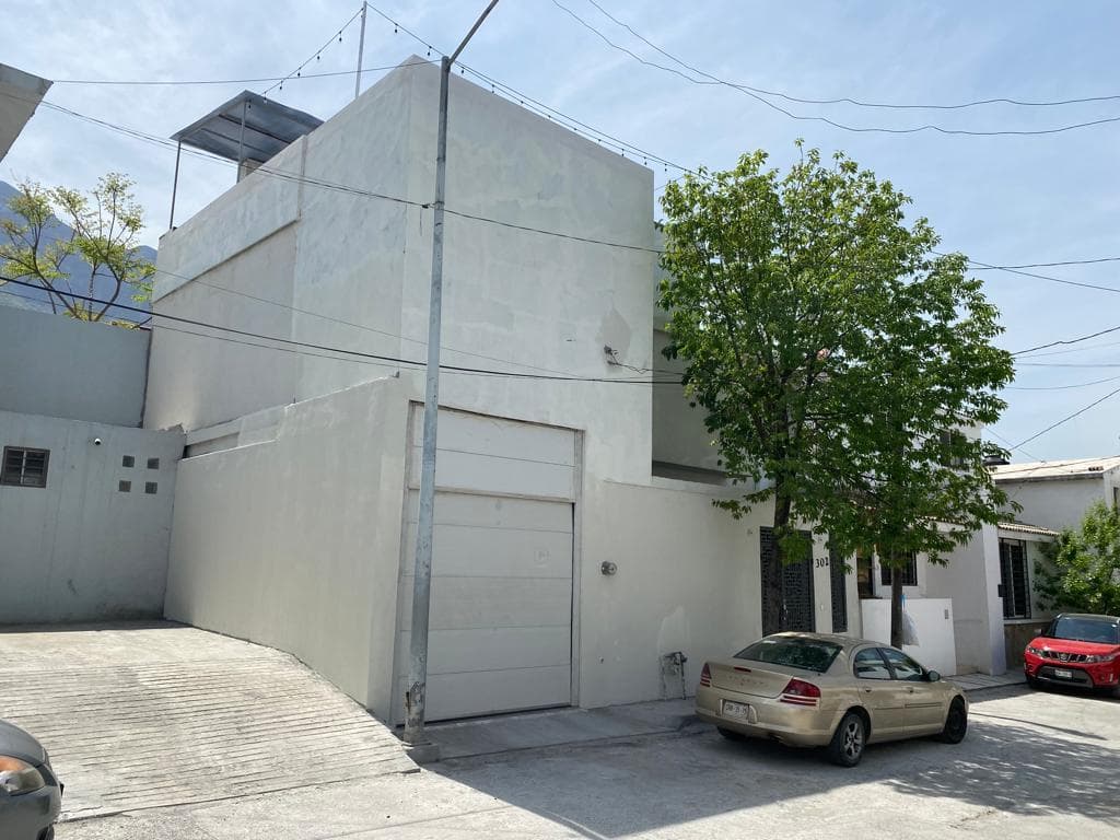 HOUSE FOR SALE OR RENT IN THE TOWN CENTER OF SAN PEDRO GARZA GARCIA