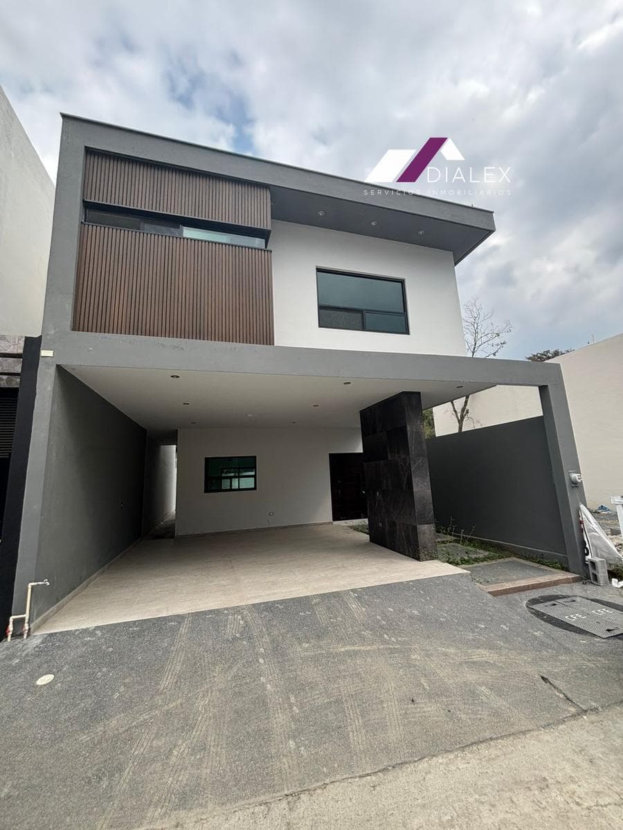 3-Story House for SALE in the Brisas del Vergel Subdivision - NATIONAL HIGHWAY - Monterrey, Nuevo León.