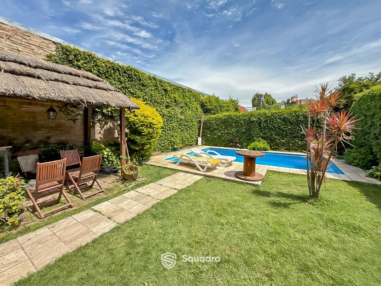 FOR SALE - 3-bedroom house with a pool and barbecue area - Barrio Parque, Rosario.