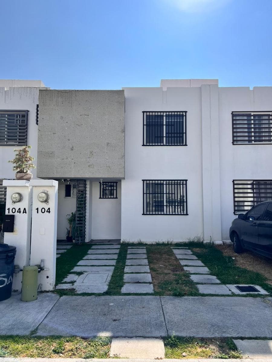 Casa con 3 Recámaras y sala de TV con excelentes Amenidades con Alberca