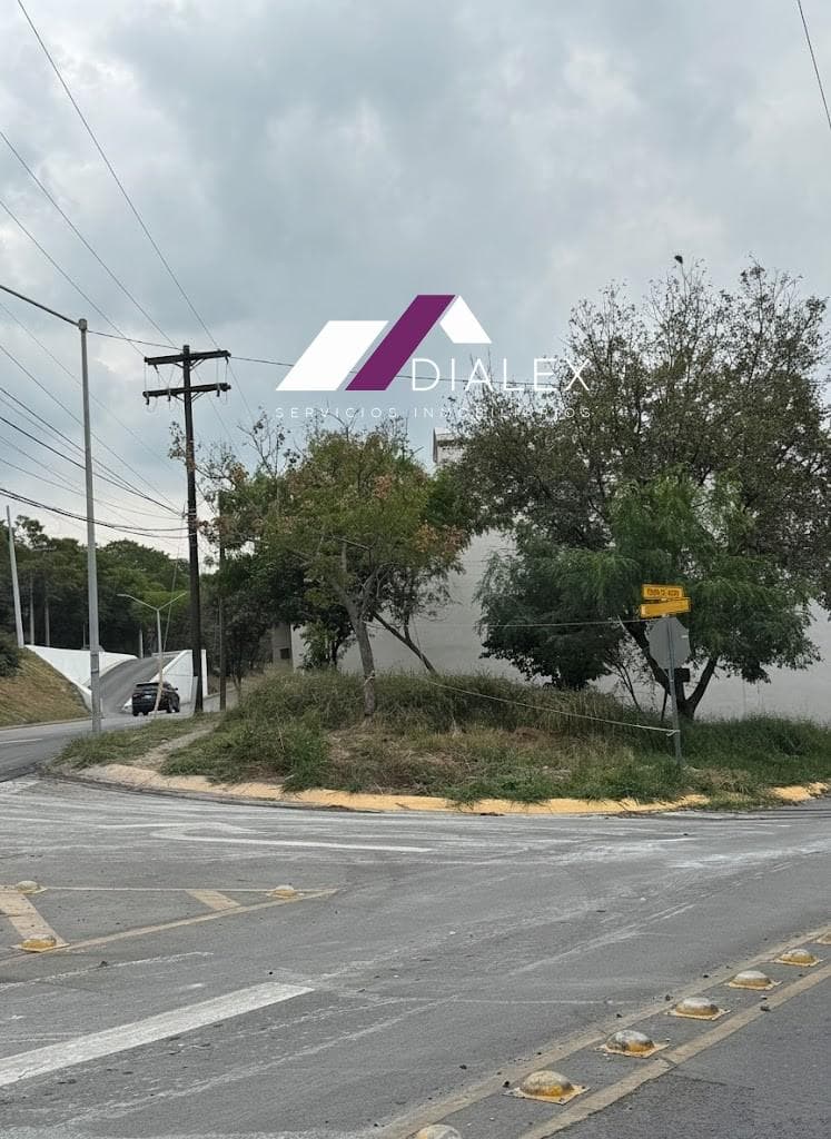 FOR SALE: 206 M2 CORNER LOT - Pedregal la Silla Neighborhood in the SOUTHERN PART of Monterrey