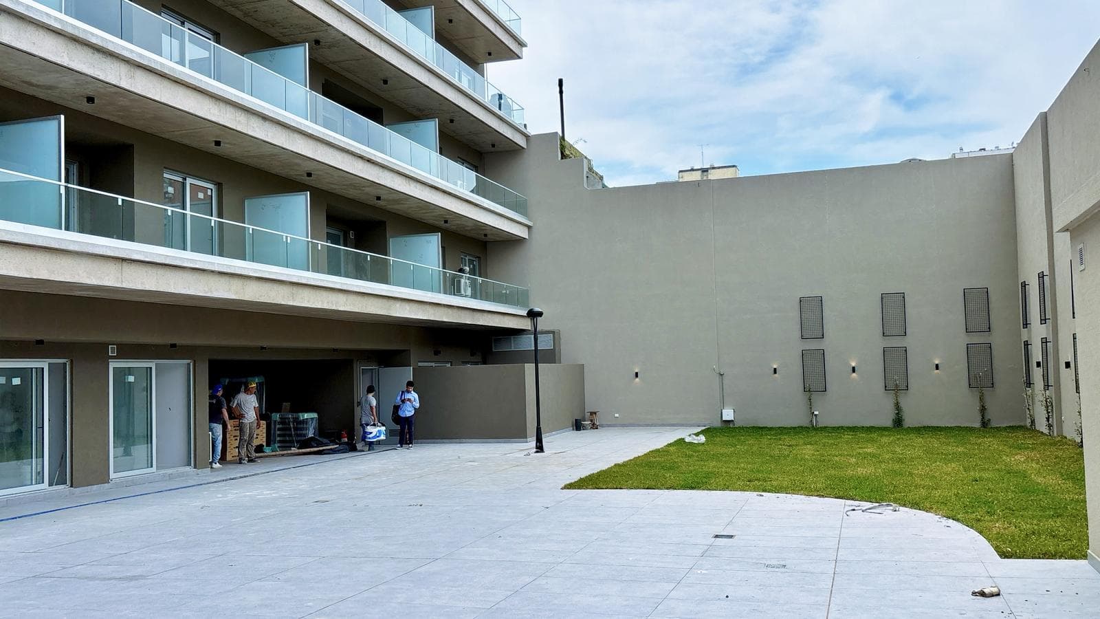 Brand-new 2-room apartment with amenities and low maintenance fees in Nuñez. High-end building.