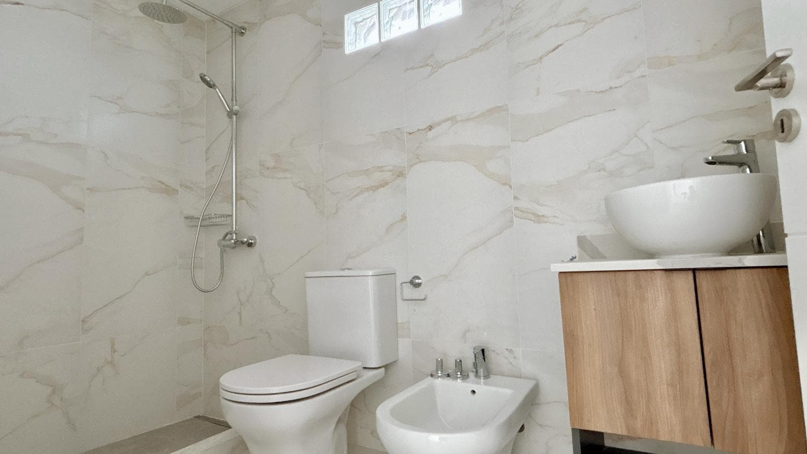 Brand-new 2-room apartment with amenities and low maintenance fees in Nuñez. High-end building.
