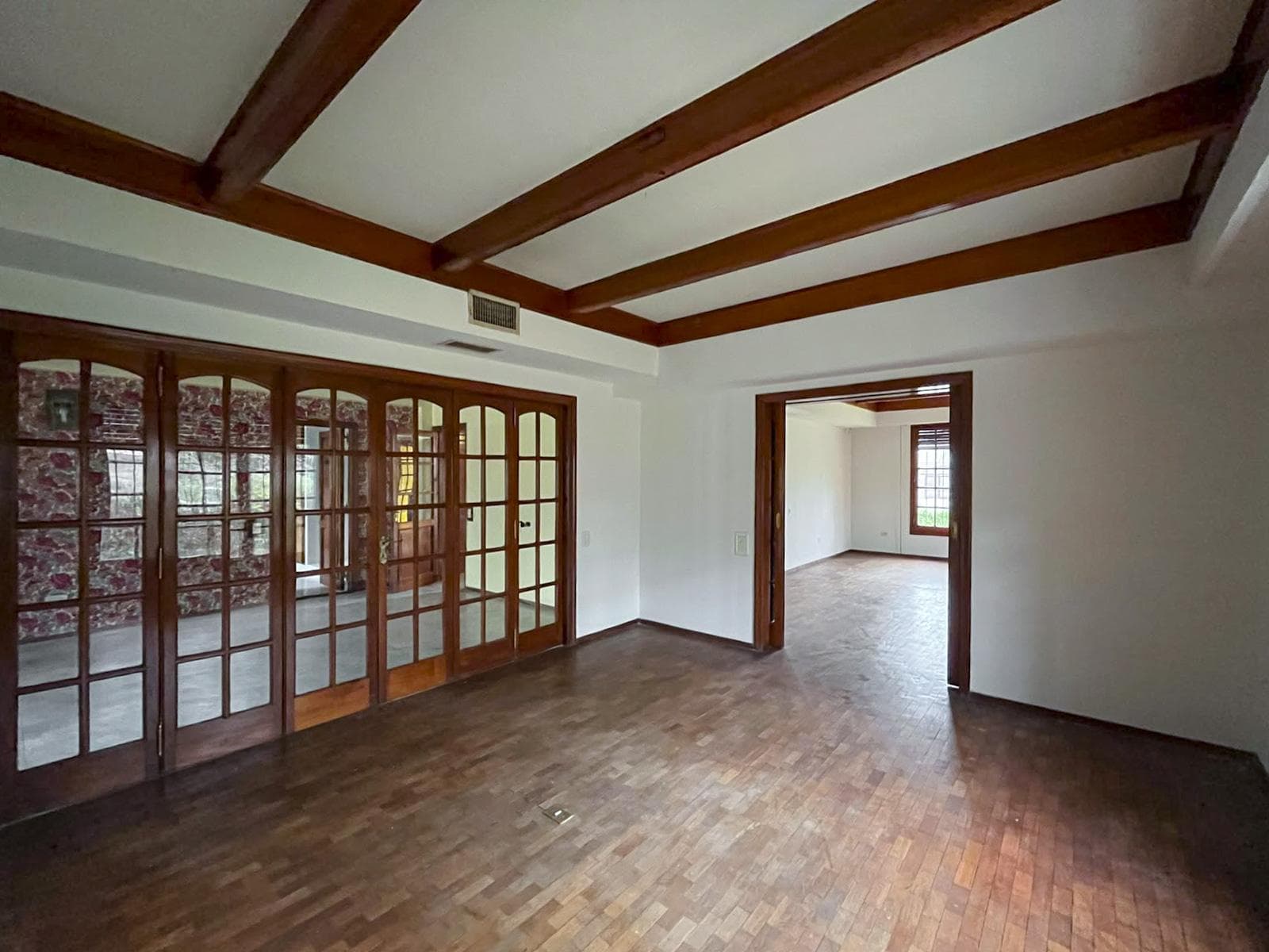 A 6-bedroom, 16-room house with plenty of French style in Fisherton