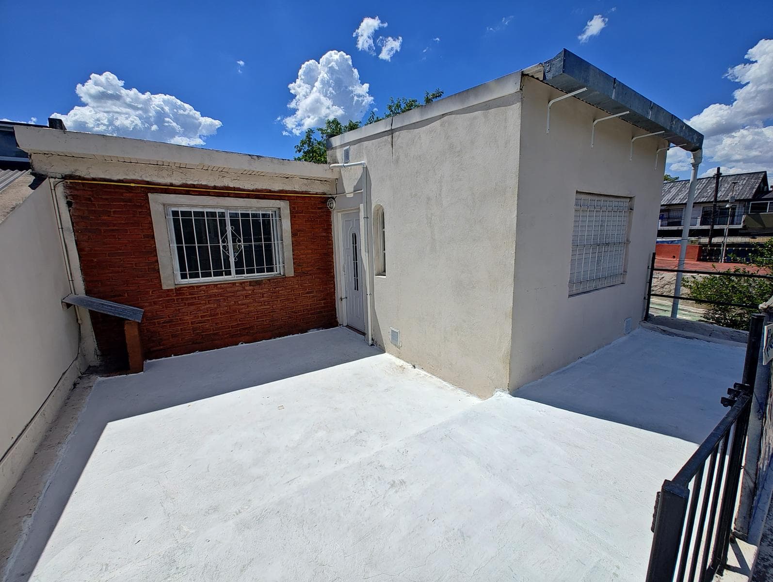 Upper-floor apartment for rent in G. Catan
