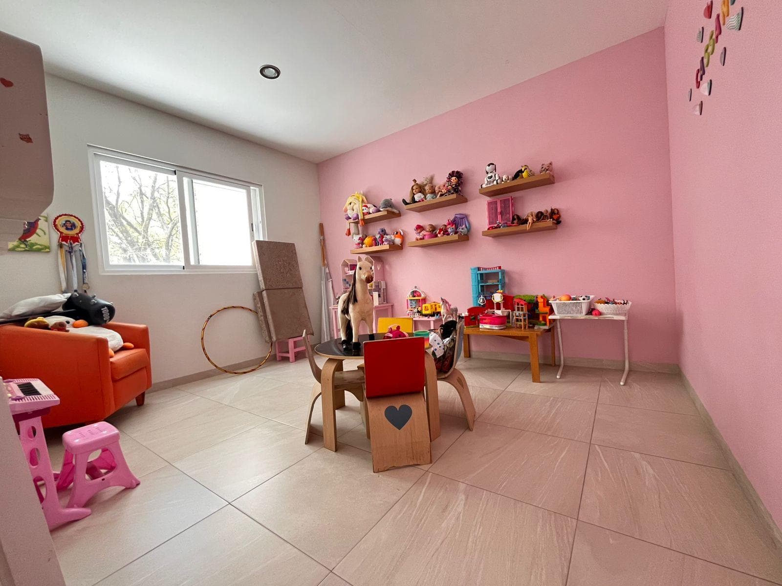 SPACIOUS HOUSE FOR SALE IN REAL DEL BOSQUE, CORREGIDORA, QRO. BEDROOM ON THE GROUND FLOOR. House in a condominium