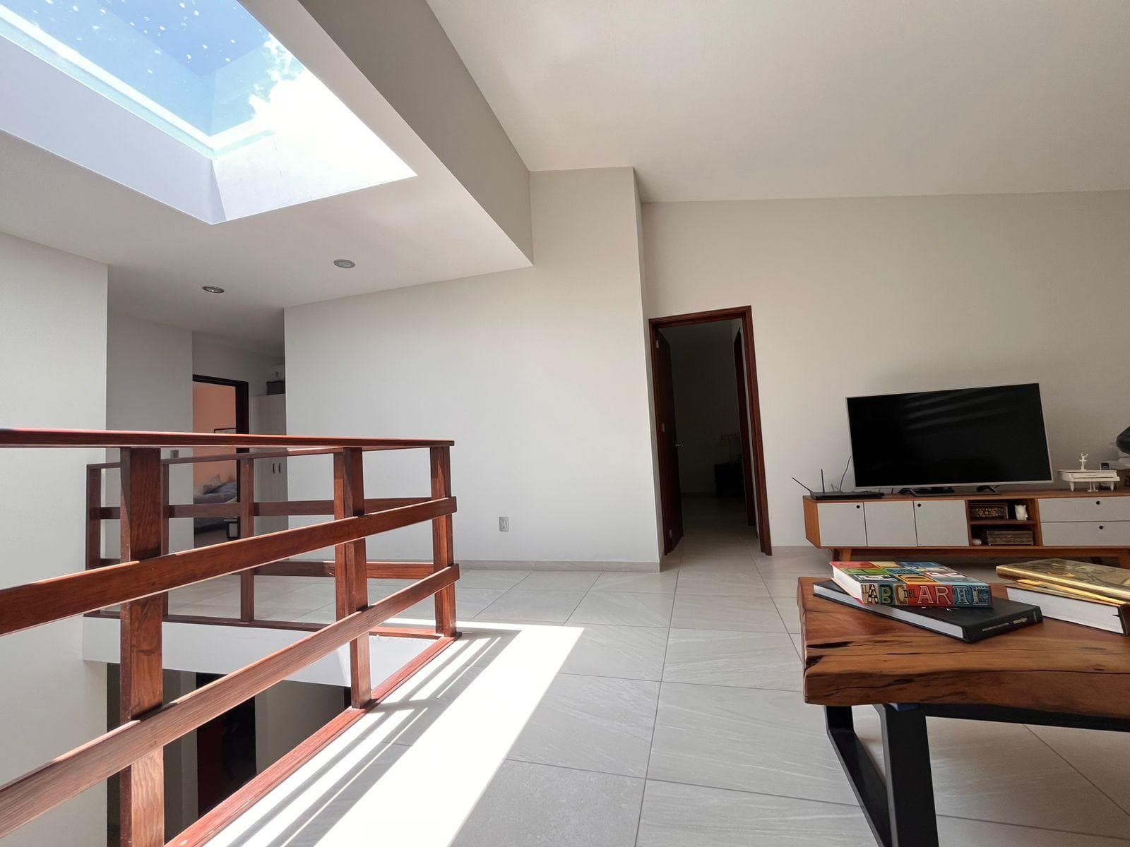 SPACIOUS HOUSE FOR SALE IN REAL DEL BOSQUE, CORREGIDORA, QRO. BEDROOM ON THE GROUND FLOOR. House in a condominium