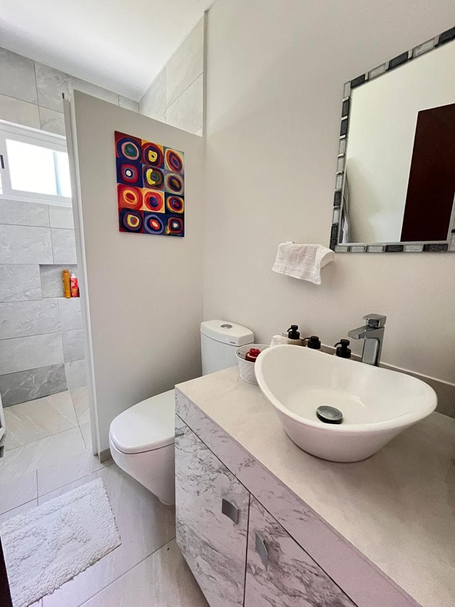SPACIOUS HOUSE FOR SALE IN REAL DEL BOSQUE, CORREGIDORA, QRO. BEDROOM ON THE GROUND FLOOR. House in a condominium
