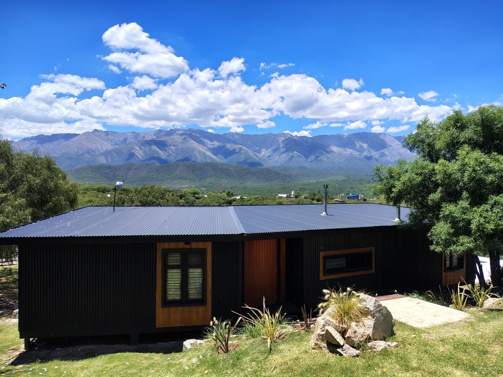 Modern House for Sale with Pool and Panoramic Views of the Mountains, Exclusive Setting | Villa de Las Rosas