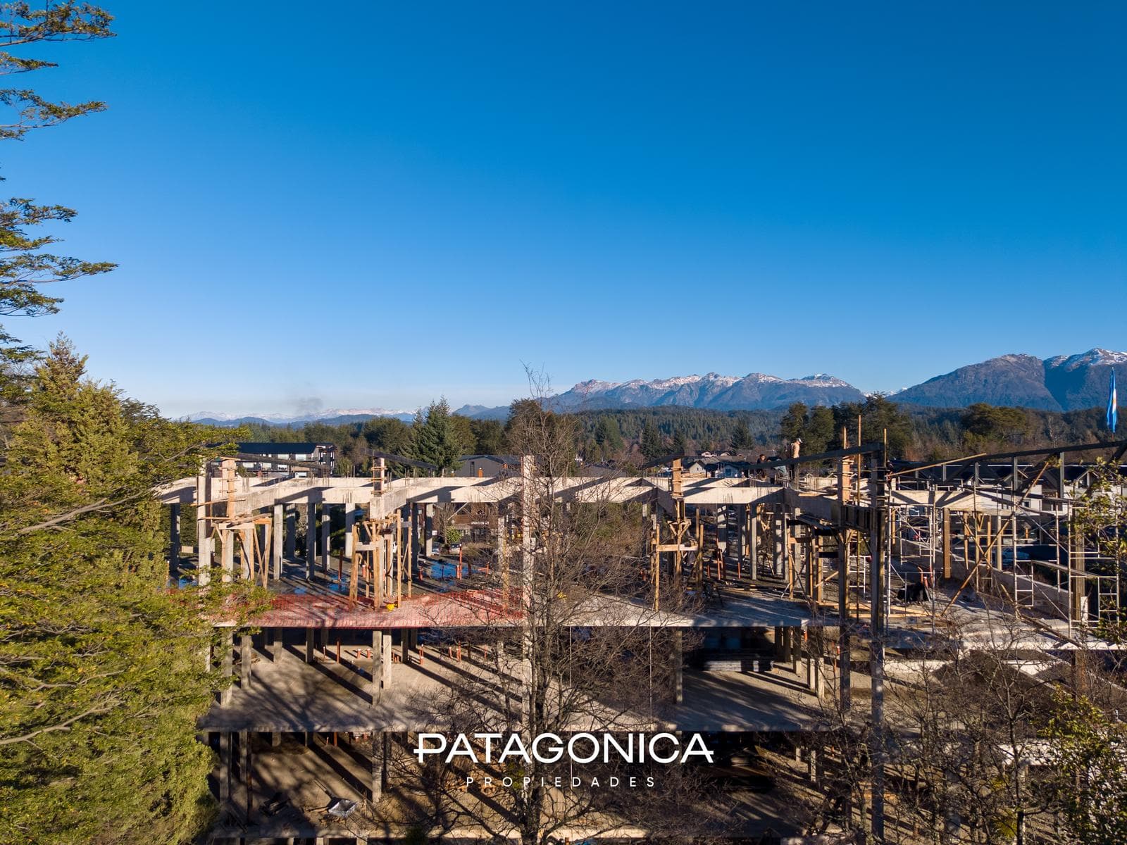 45 m² ground-floor apartment with mountain views. 50% down payment, 18 monthly payments