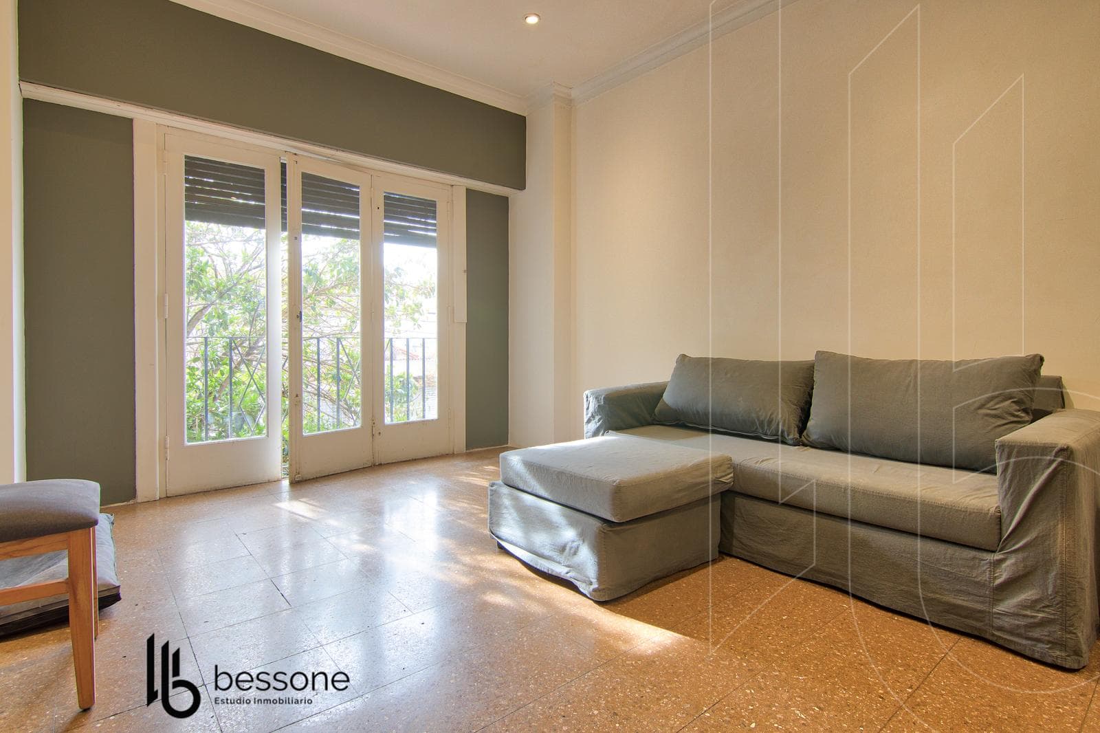 Renovated 5-room villa + Upper-floor apartment on its own lot in Plaza Mitre