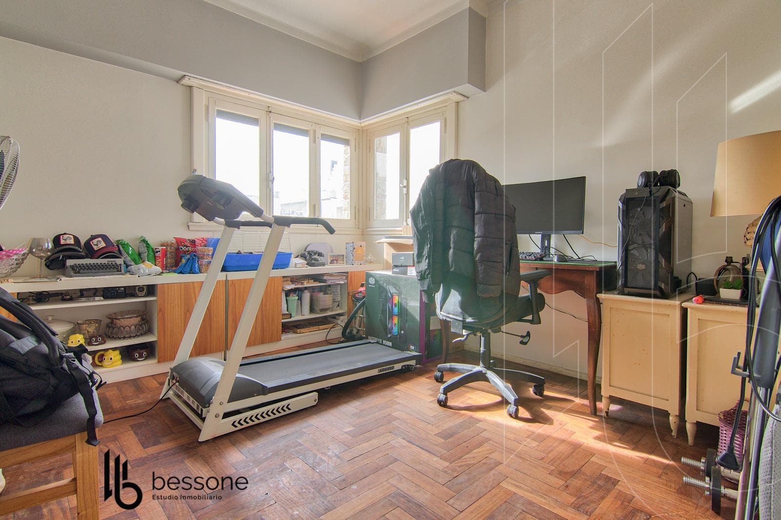 Renovated 5-room villa + Upper-floor apartment on its own lot in Plaza Mitre