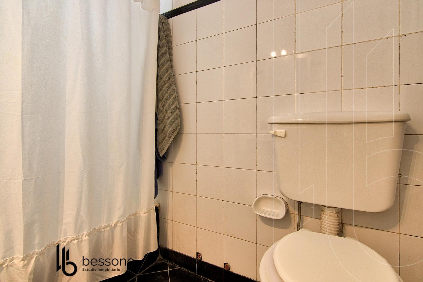 Renovated 5-room villa + Upper-floor apartment on its own lot in Plaza Mitre